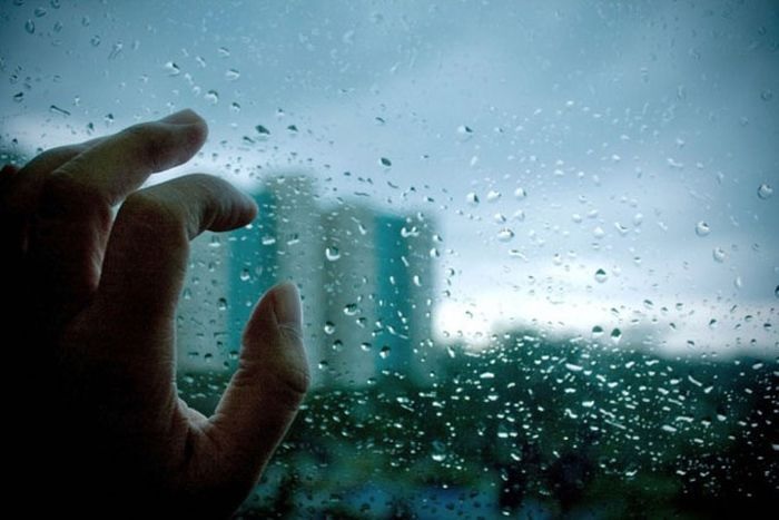 Chiêm bao thấy mình đang trong nhà ngắm mưa